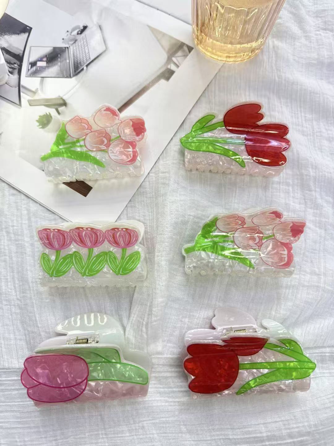 Premium Acrylic flower hair clutcher - random